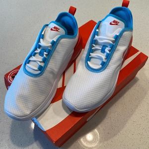 NIB Nike Air Max Motion 2 Sneakers, Women's size 11